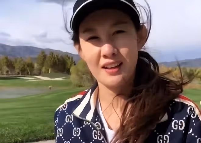 王寶強飛香港陪兒子逛街,父子同框超溫馨!女友馮清被冷落顯尷尬
