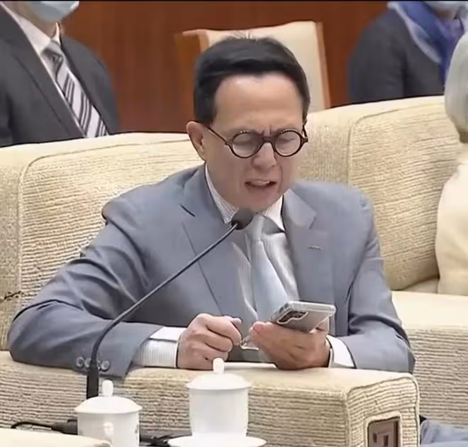 李澤楷出席內地會議,被調侃說不好國語!身旁白髮女子十分吸睛!