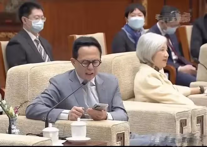 李澤楷出席內地會議,被調侃說不好國語!身旁白髮女子十分吸睛!