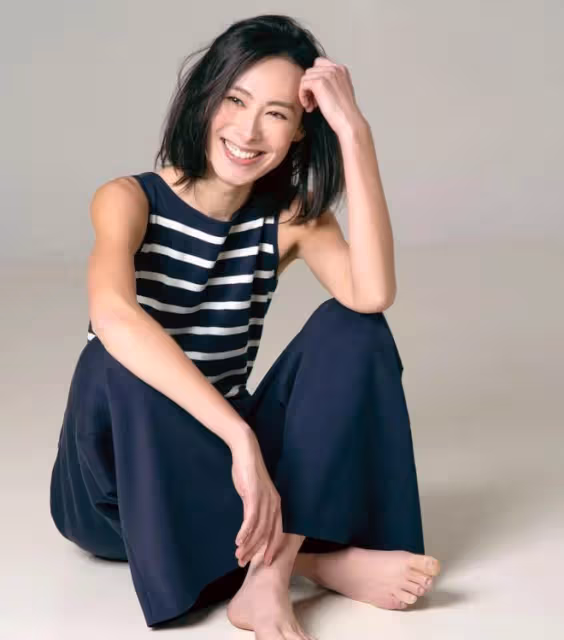 李澤楷出席內地會議,被調侃說不好國語!身旁白髮女子十分吸睛!