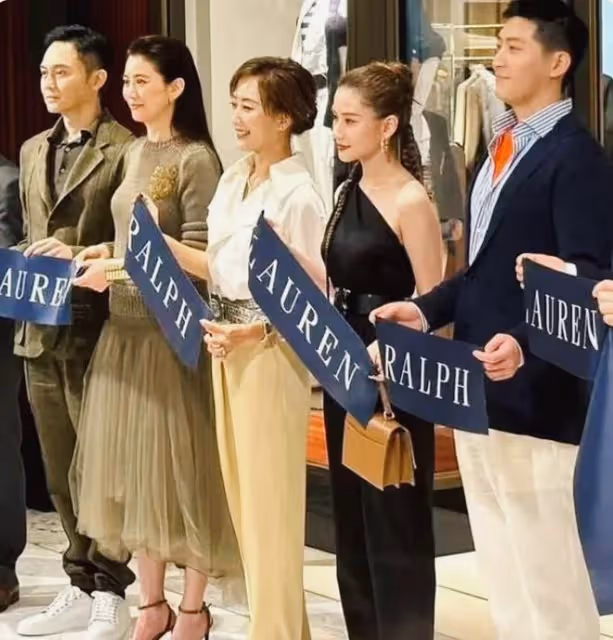 竇驍何超蓮甜蜜合體撈金,男方脖子吻痕明顯!被網友吐槽穿衣難看