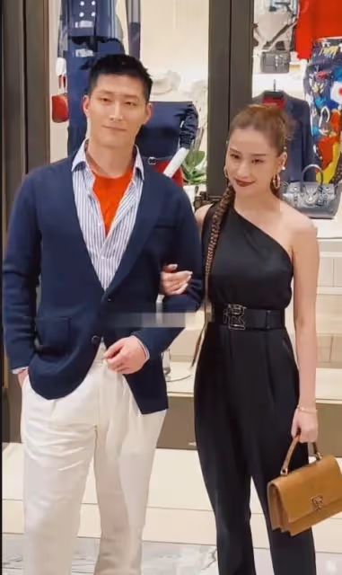 竇驍何超蓮甜蜜合體撈金,男方脖子吻痕明顯!被網友吐槽穿衣難看