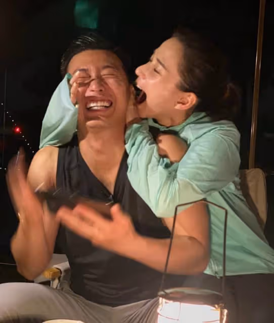 竇驍何超蓮甜蜜合體撈金,男方脖子吻痕明顯!被網友吐槽穿衣難看