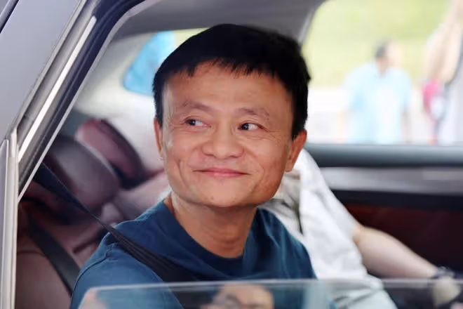 58歲馬雲回國氣場十足,兩位大佬開豪車接送!行程繁忙疑有大動作
