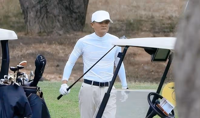 58歲馬雲回國氣場十足,兩位大佬開豪車接送!行程繁忙疑有大動作
