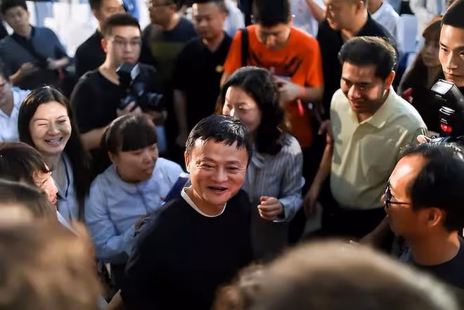 58歲馬雲回國氣場十足,兩位大佬開豪車接送!行程繁忙疑有大動作