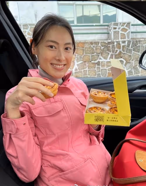 梁洛施新年送祝福,和李澤楷的關係顯微妙!大兒子李長治最受寵!
