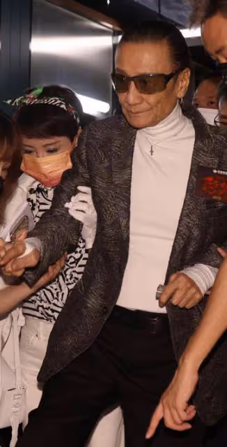 84歲謝賢需人攙扶,害怕孫子不認識自己,狄波拉含情脈脈愛相隨