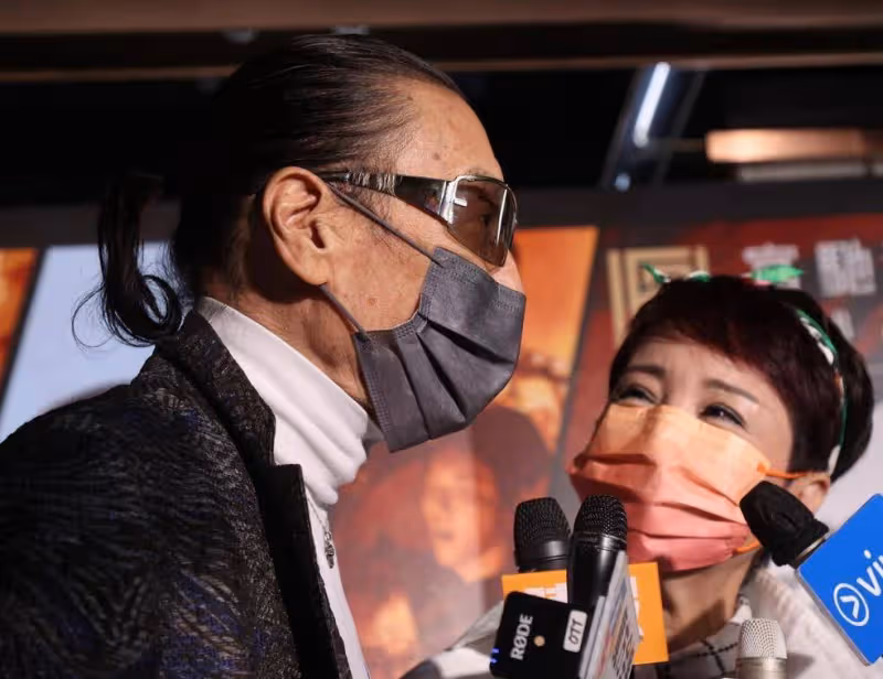 84歲謝賢需人攙扶,害怕孫子不認識自己,狄波拉含情脈脈愛相隨