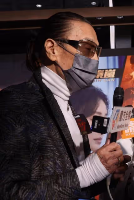 84歲謝賢需人攙扶,害怕孫子不認識自己,狄波拉含情脈脈愛相隨