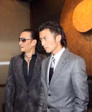 84歲謝賢需人攙扶,害怕孫子不認識自己,狄波拉含情脈脈愛相隨