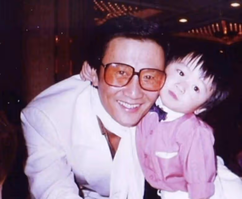84歲謝賢需人攙扶,害怕孫子不認識自己,狄波拉含情脈脈愛相隨