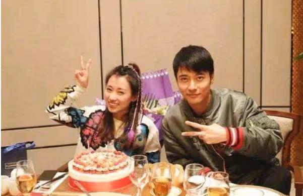 洪欣張丹峰官宣離婚後,兒子張鎬濂評論區遭淪陷,網友勸他改姓
