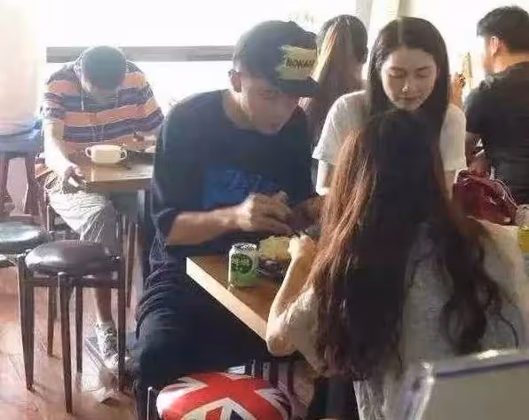 不裝了?洪欣官宣與張丹峰離婚,男方出來打圓場,畢瀅回應惹爭議