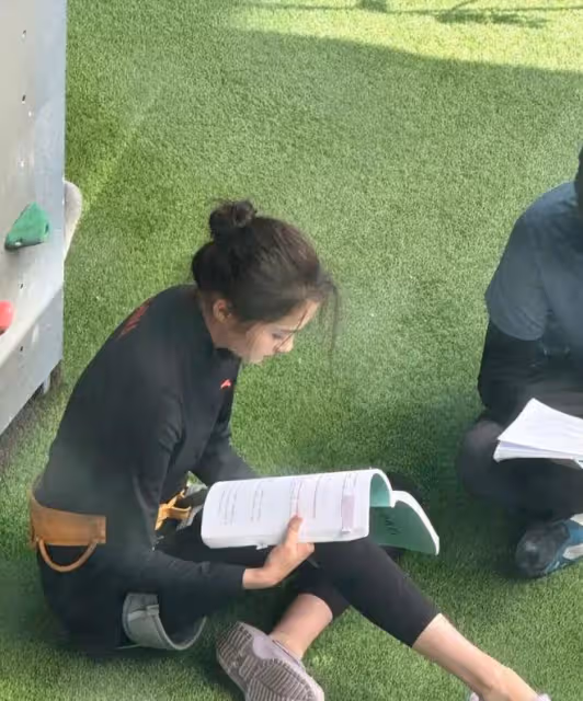 關曉彤新劇攀岩路透,身材消瘦小腿纖細,生圖被贊比精修好看