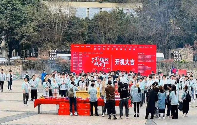 關曉彤新劇攀岩路透,身材消瘦小腿纖細,生圖被贊比精修好看
