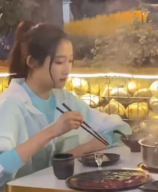 關曉彤新劇攀岩路透,身材消瘦小腿纖細,生圖被贊比精修好看