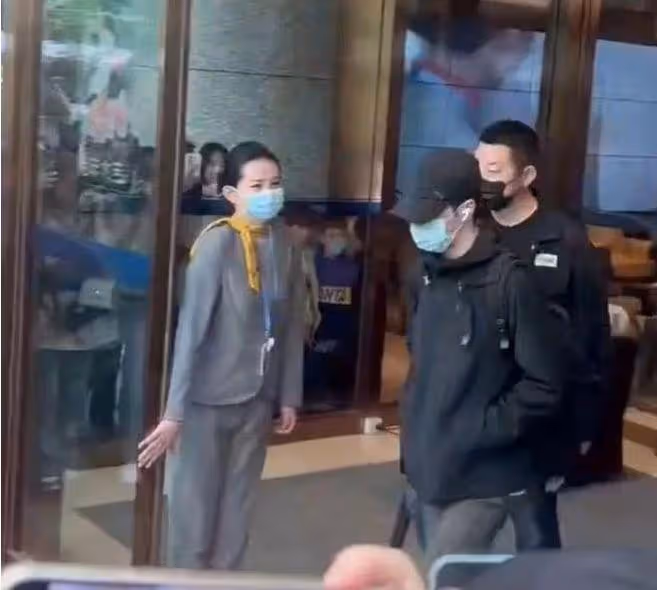 王一博路演被扔東西，知情人士稱粉絲送的禮物，被保鏢一腳踢開