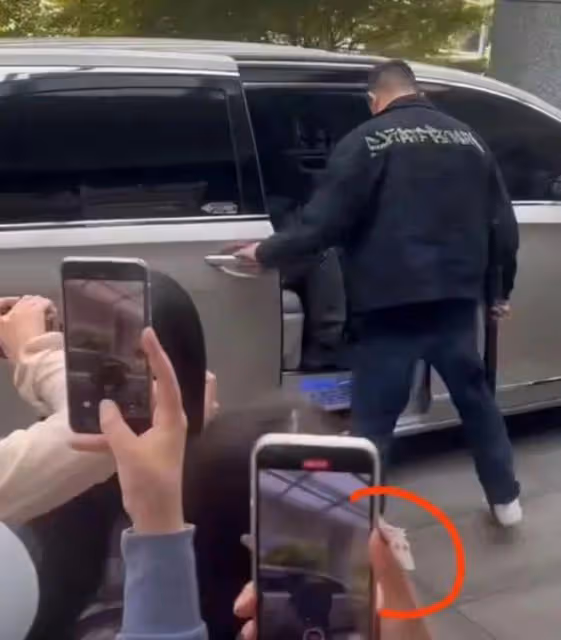 王一博路演被扔東西，知情人士稱粉絲送的禮物，被保鏢一腳踢開
