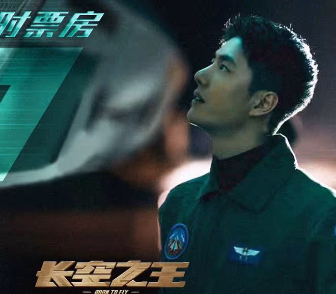 王一博路演被扔東西，知情人士稱粉絲送的禮物，被保鏢一腳踢開
