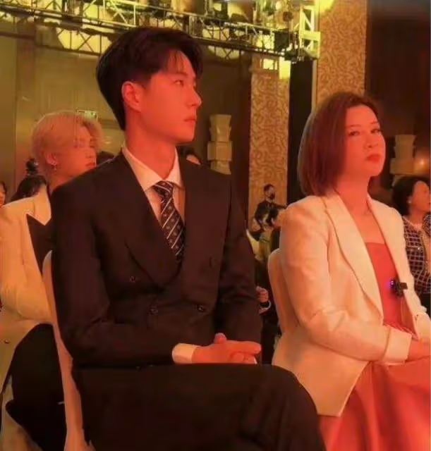王一博路演被扔東西，知情人士稱粉絲送的禮物，被保鏢一腳踢開