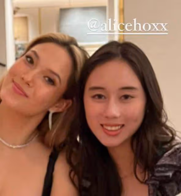 谷愛凌曬國外名媛聚會照,與何超欣頭靠頭感情好,鄧文迪罕見露面