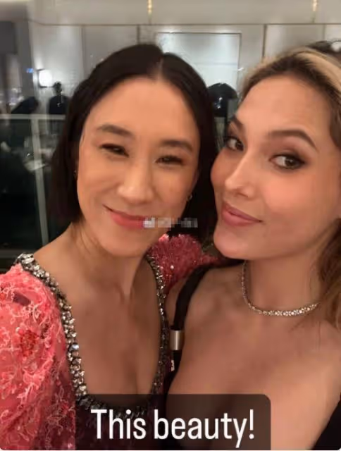 谷愛凌曬國外名媛聚會照,與何超欣頭靠頭感情好,鄧文迪罕見露面