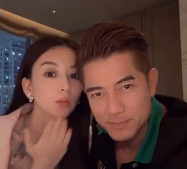 方媛直播帶貨引熱議,鼻子詭異容貌變化大,近照撞臉黃奕趙麗穎