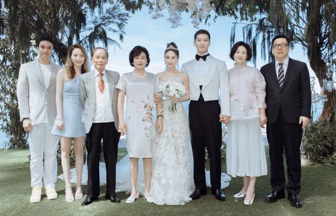 竇驍何超蓮三年前已訂婚,女方曝求婚細節,竇驍定製粉鑽感動女友