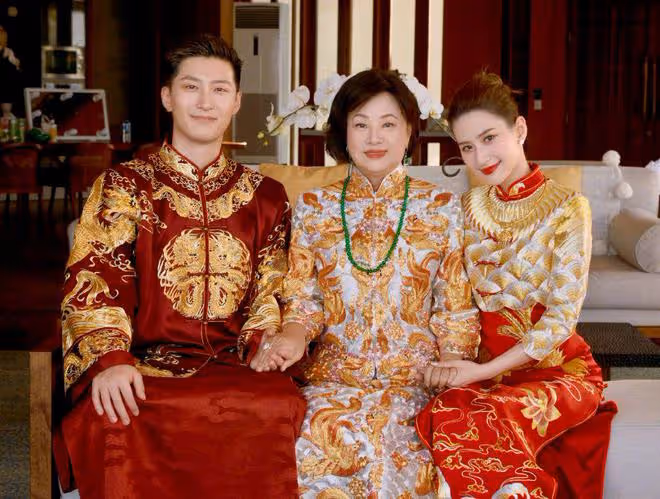 竇驍何超蓮三年前已訂婚,女方曝求婚細節,竇驍定製粉鑽感動女友