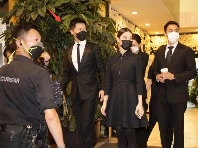 竇驍何超蓮三年前已訂婚,女方曝求婚細節,竇驍定製粉鑽感動女友