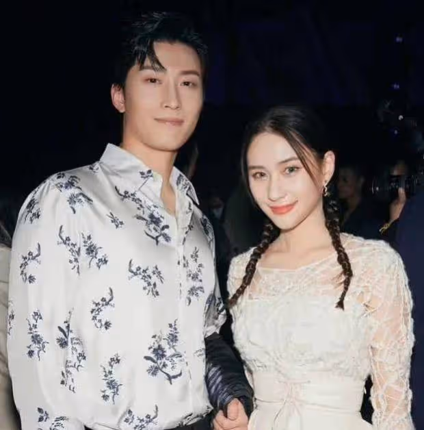 竇驍何超蓮三年前已訂婚,女方曝求婚細節,竇驍定製粉鑽感動女友