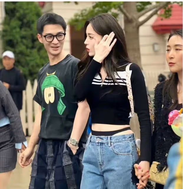 娜扎內褲外穿惹爭議,秦嵐被扒穿過同款褲子,網友評價完全不同