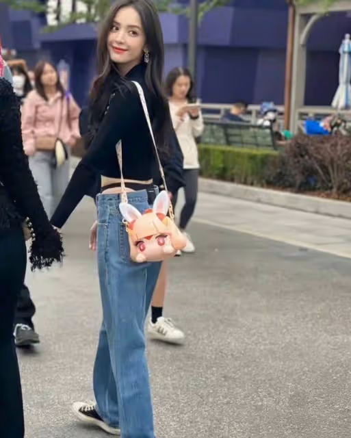 娜扎內褲外穿惹爭議,秦嵐被扒穿過同款褲子,網友評價完全不同