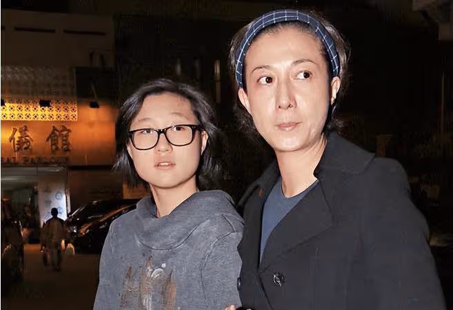 吳卓林國外逛超市被偶遇,留短髮戴耳釘打扮中性,身材消瘦認不出