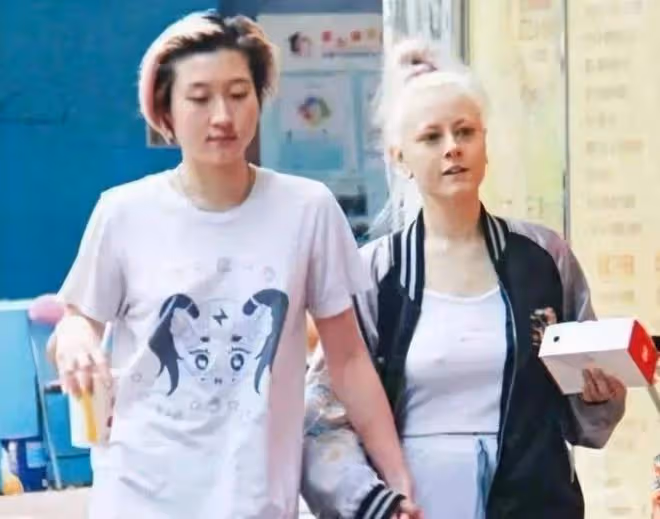 吳卓林國外逛超市被偶遇,留短髮戴耳釘打扮中性,身材消瘦認不出