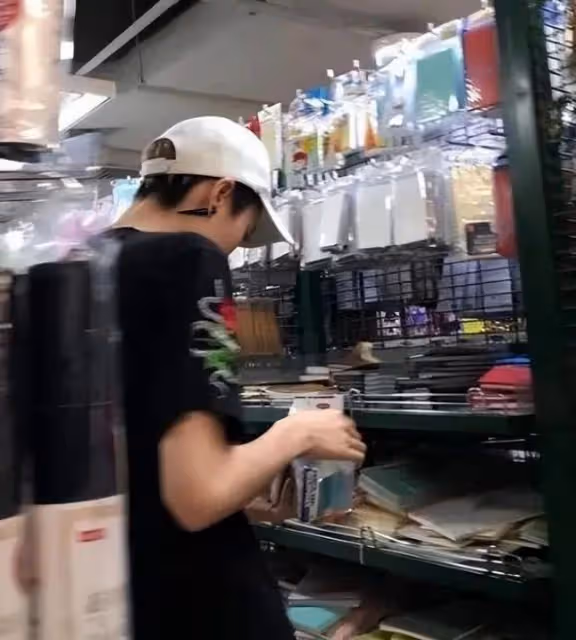 吳卓林國外逛超市被偶遇,留短髮戴耳釘打扮中性,身材消瘦認不出