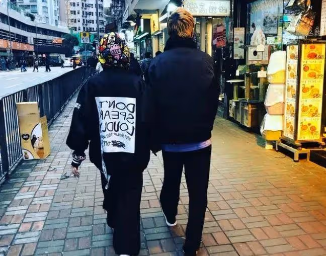 吳卓林國外逛超市被偶遇,留短髮戴耳釘打扮中性,身材消瘦認不出