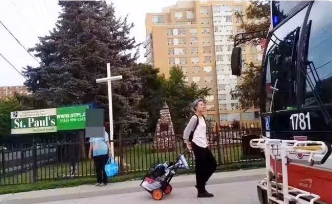 吳卓林國外逛超市被偶遇,留短髮戴耳釘打扮中性,身材消瘦認不出