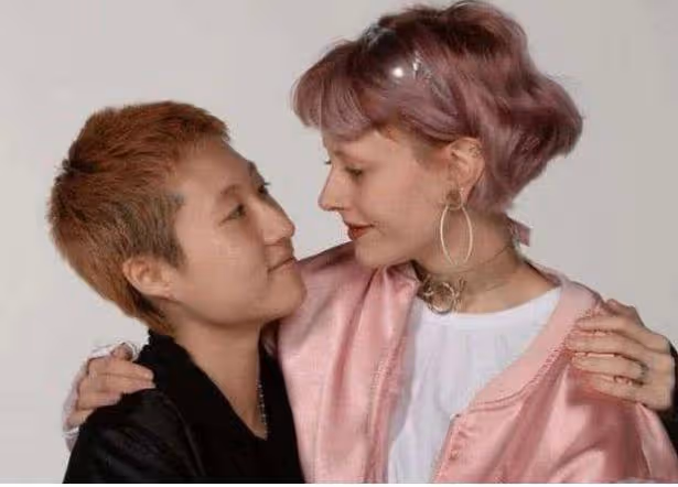 吳卓林國外逛超市被偶遇,留短髮戴耳釘打扮中性,身材消瘦認不出