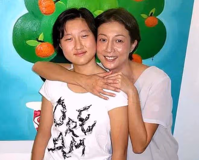 吳卓林國外逛超市被偶遇,留短髮戴耳釘打扮中性,身材消瘦認不出