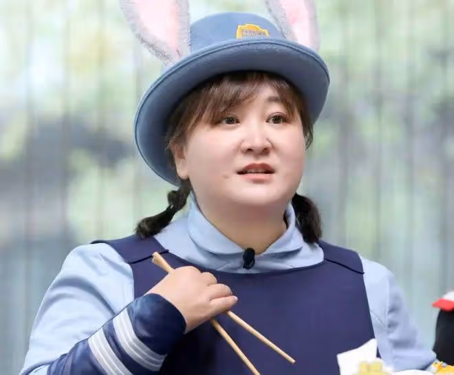 賈玲近照瘦了,與張小斐重回《李煥英》取景地,比耶合影友情穩定