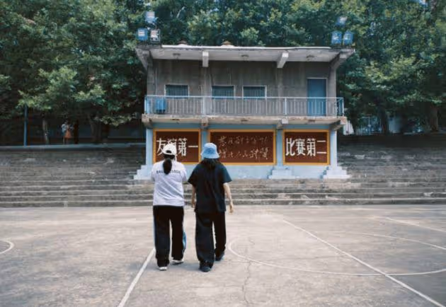 賈玲近照瘦了,與張小斐重回《李煥英》取景地,比耶合影友情穩定