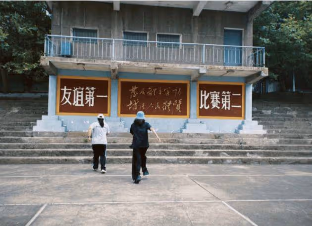賈玲近照瘦了,與張小斐重回《李煥英》取景地,比耶合影友情穩定