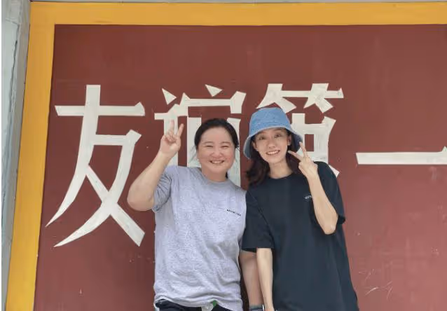 賈玲近照瘦了,與張小斐重回《李煥英》取景地,比耶合影友情穩定