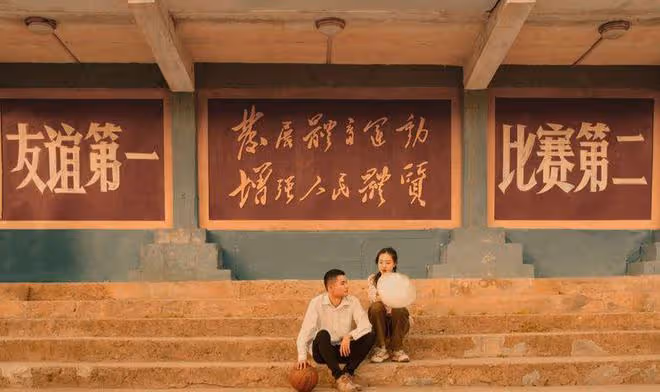 賈玲近照瘦了,與張小斐重回《李煥英》取景地,比耶合影友情穩定
