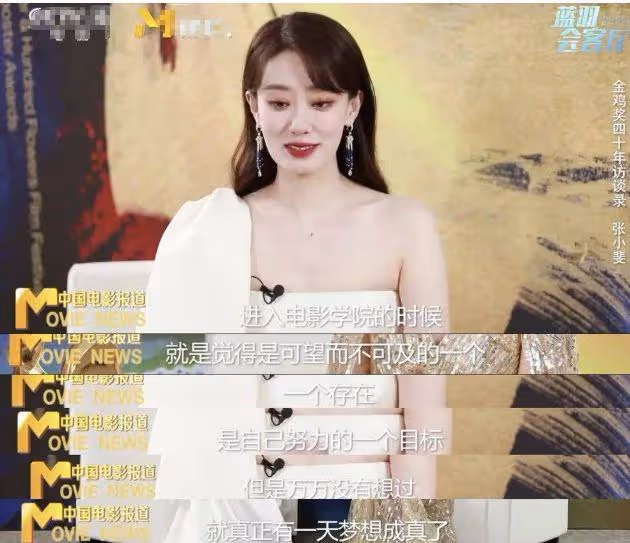 賈玲近照瘦了,與張小斐重回《李煥英》取景地,比耶合影友情穩定