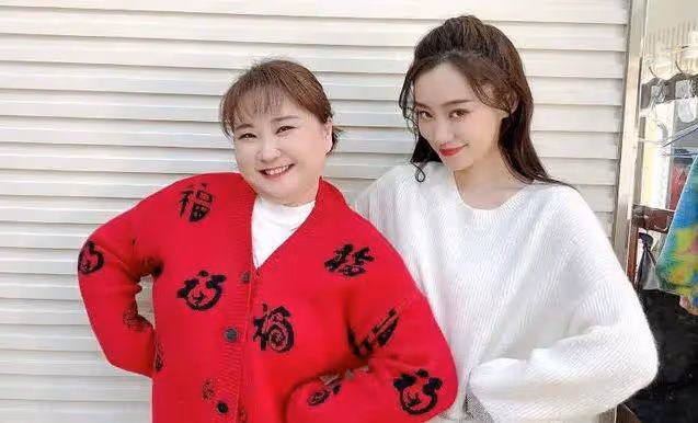 賈玲近照瘦了,與張小斐重回《李煥英》取景地,比耶合影友情穩定