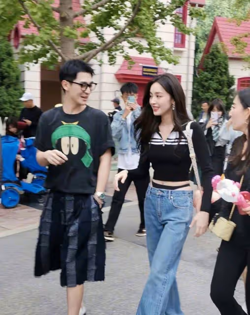 娜扎回應著裝爭議,稱不覺得穿著有問題,內心強大不在意他人看法