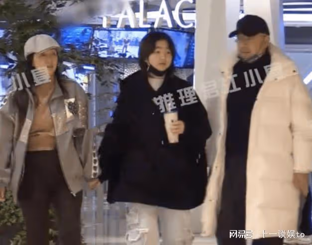 徐崢攜女兒看電影，陶虹打扮樸素認不出，徐小寶未遺傳父母高顏值